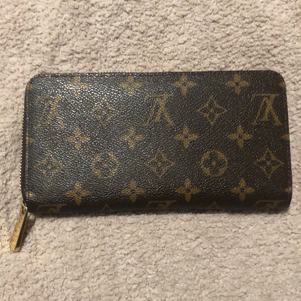 Authentic Louis Vuitton Zippy